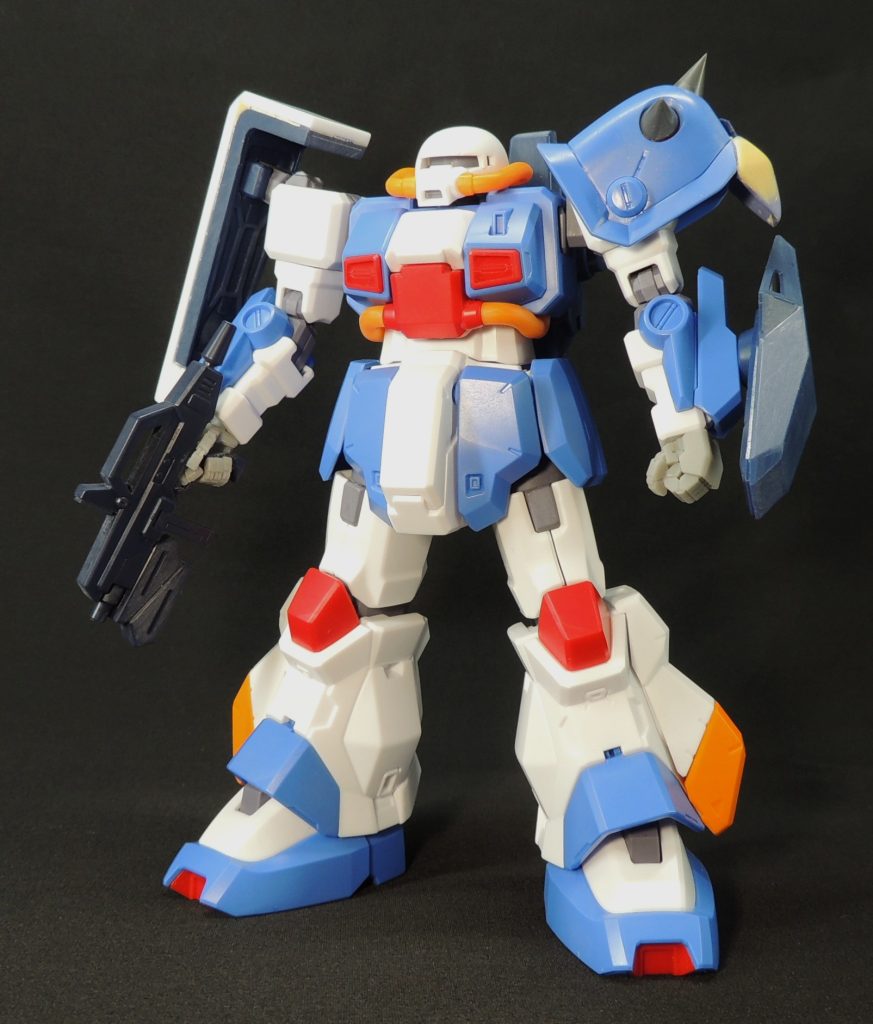 【仮組状態】右肩のシールドは、HGUCハイザックのシールドにプラ板を貼り付けて製作。左肩のアーマーは、コトブキヤのスパイクを接着し、HGUCハイザックのヒザアーマーを加工して取り付けました。