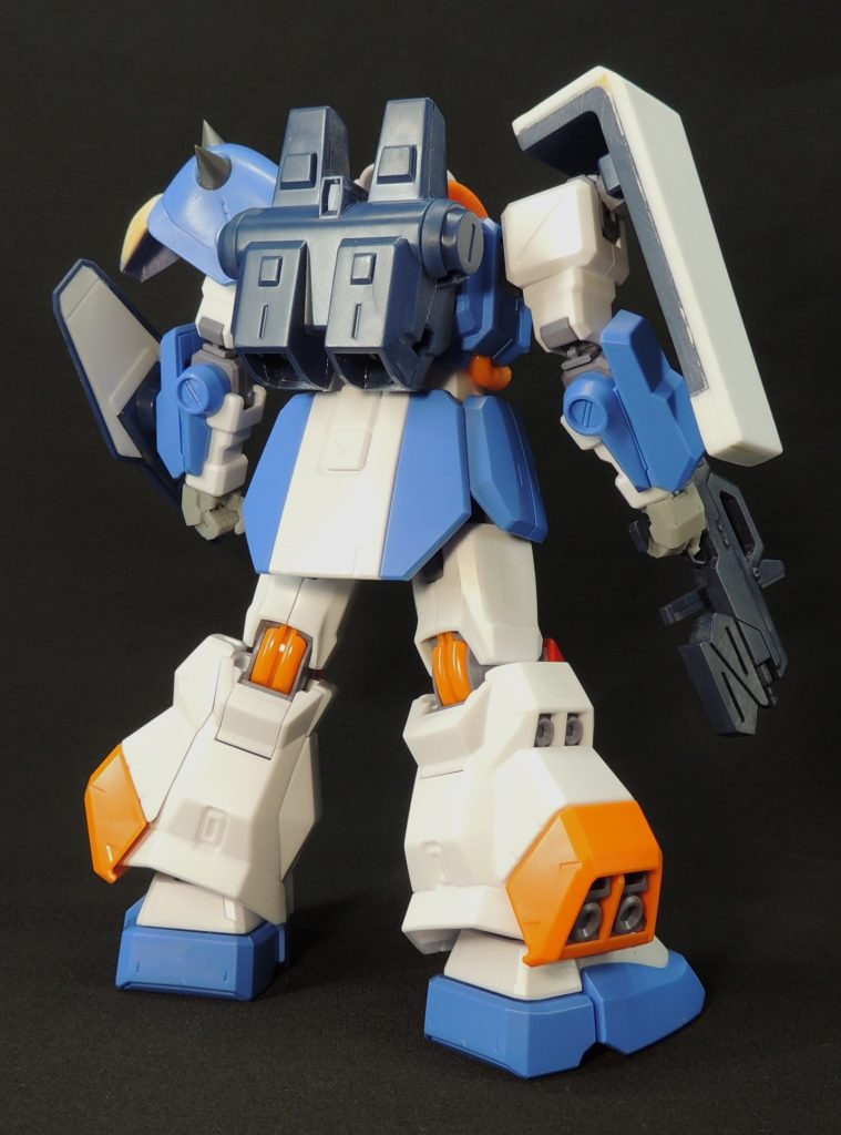 ハイザックのバックパックを装着した状態。取付基部の規格がまるで合わないため、ホビーハイザックのバックパックの接続基部を切り取り、ハイザックのバックパックに移植しました。