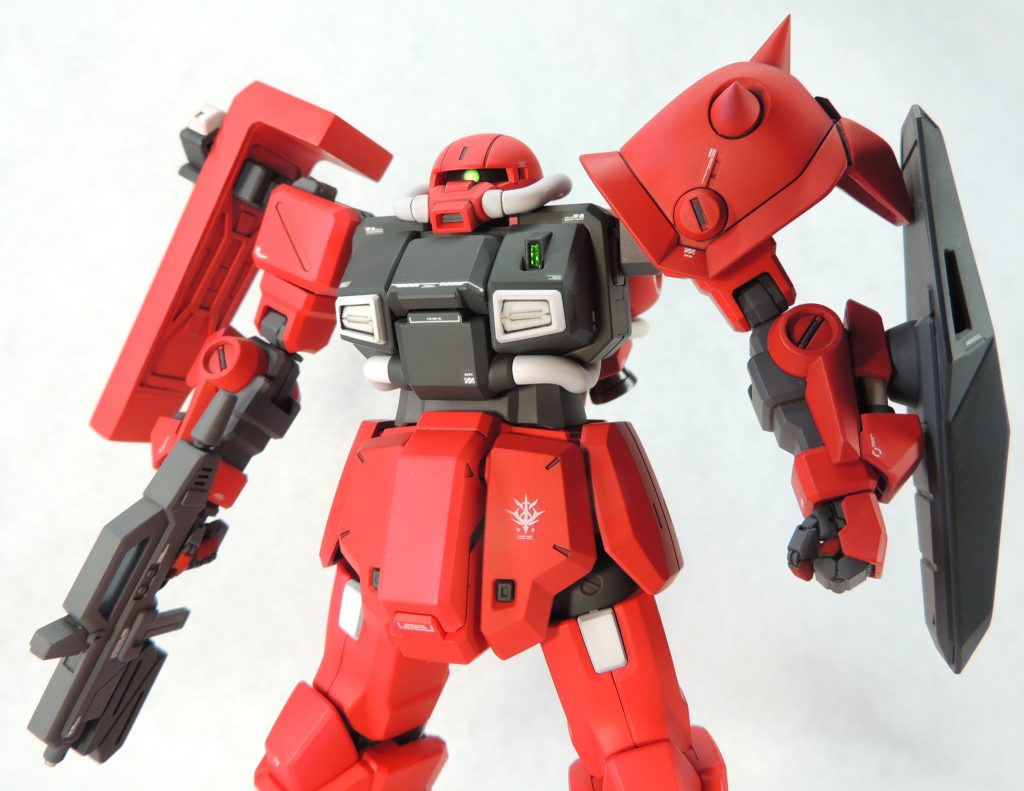 ヒジからワキにかけての動力パイプは可動を考慮してオミット。塗装はガイアカラーのパンツァーレッド⑵を基調とし、レジオンのマークは自作デカールで表現しました。