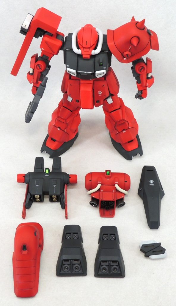 通常型／軽装型のコンバーチブル仕様として製作したため、バックパックは２種類用意しました。右肩のシールドは、模型的な遊び心でバリエーション機用としています。