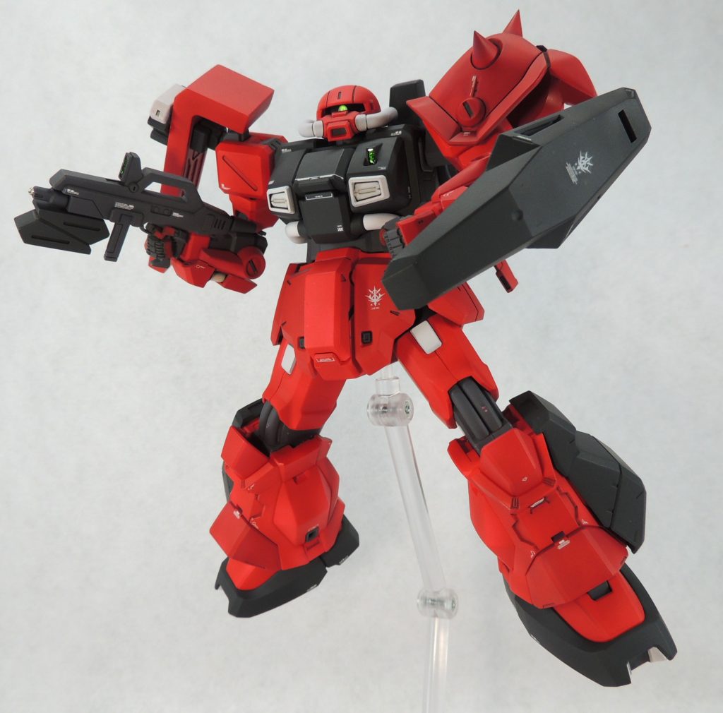 モノアイやセンサー類は、透明レジンでクリアパーツ化。三角屋さんのハンドパーツで精密感がアップ。