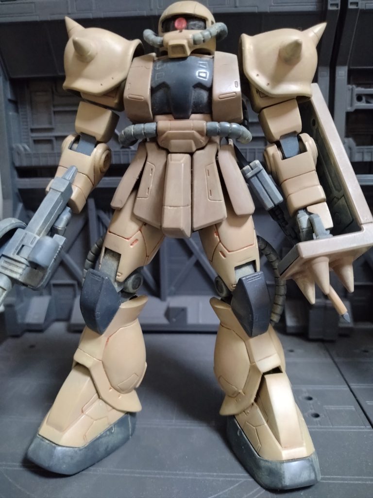 格闘仕様なので両肩をスパイクアーマーにし旧ザクの手持ちシールドとマシンガンとガルマ専用ザクのヒートホークを装備させてます。