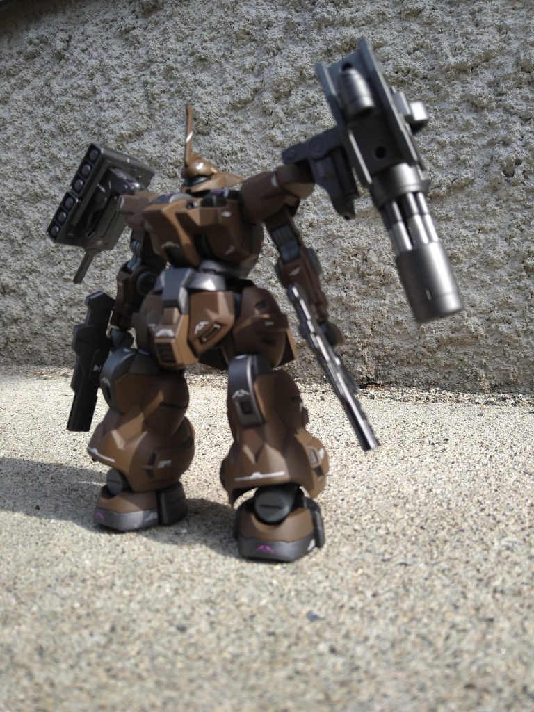 肩武器はビルドシリーズから。ビームガトリングと戦場に合わせて入れ替える六連特殊弾ランチャー。