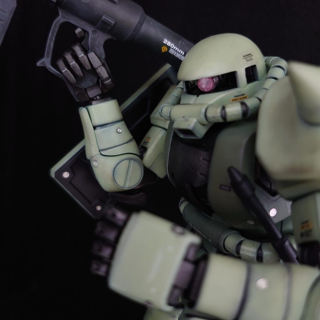 鋼っぽい部分は黒サーフェイサーの上に、ガイアノーツのスターブライトアイアンを薄く重ね、ホワイトでドライブラシをしました。