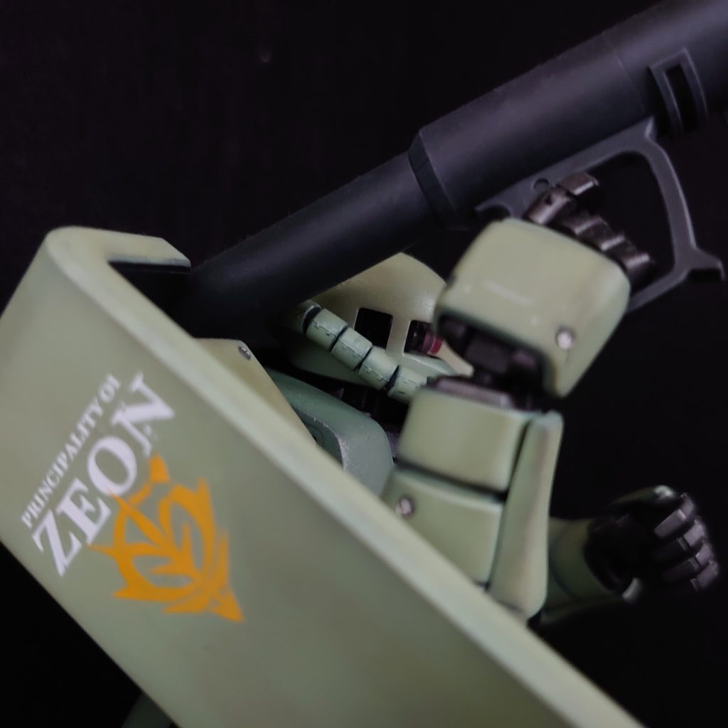 凹みモールドっぽいところにはメタルパーツを貼ってみました。ピンボケして分かりづらい…。