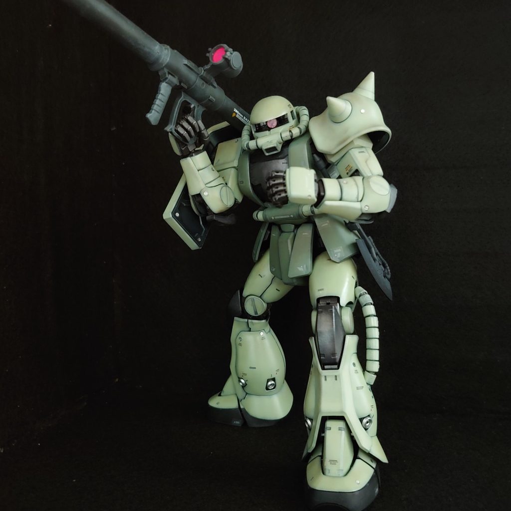 ザクにはバズーカが似合う…。黒サーフェイサーがパーツのフチに薄っすら残るように、塗装をしていきます。