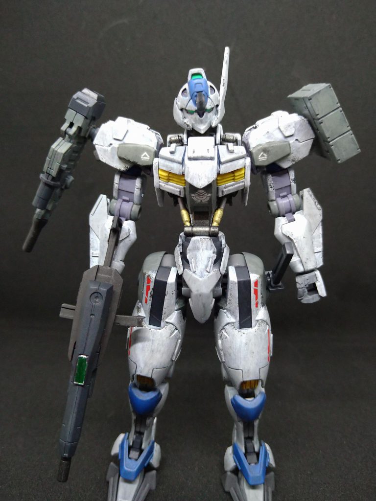 正面から。ミキシングといっても、胸部はバルバトス、その他はルブリスとエアリアルで製作。塗装は水性サーフェイサーをエアブラシ吹→筆塗りの筆ムラ塗装→チッピング&ウォッシングで仕上げてます✨