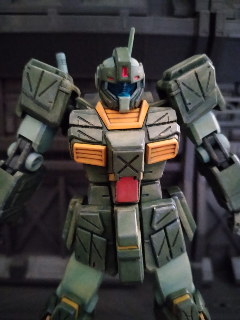 改造箇所その1肩関節をよくあるHGUCνガンダムでなく胴体側の上部装甲にヒンジを作り上面に跳ね上げられる様にしてます。