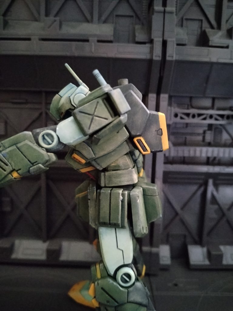 改造箇所その2下腹部にオリジンジムを移植して変態可動を目指しました。ウェラブルアーマーは本体から切取り貼り付けてます。ドキドキしながら切った貼ったしましたが少し干渉箇所の調整しただけですんなり進みました。