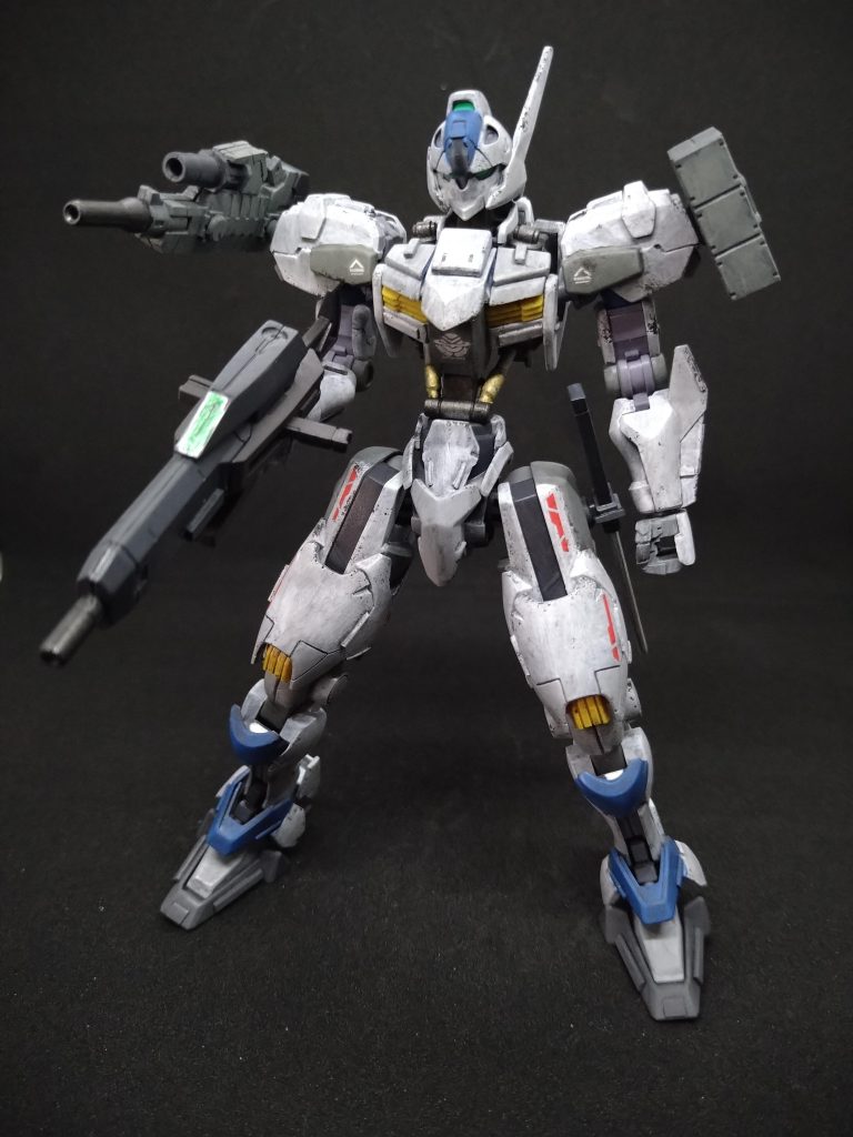 機体色は、90年代女性パイロット&リアルロボット系で人気が出た『PowerDolls 』を参考に、ホワイト・グレーを基本色に青系の色を適度に塗り分けてます。両肩パーツには30MMのパーツを取付(汗)