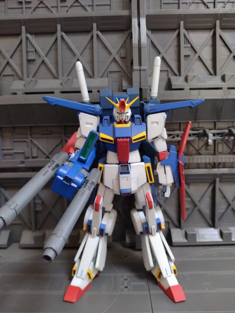 まずはダブルライフルを持った状態です。一度完成したときは肘の二重関節化と後ハメ加工とデカすぎるライフルを小型化位で素組に近い状態でした。アップデート箇所は脛の大型化とバックパックの接続方法を設定に近い状態にしました。