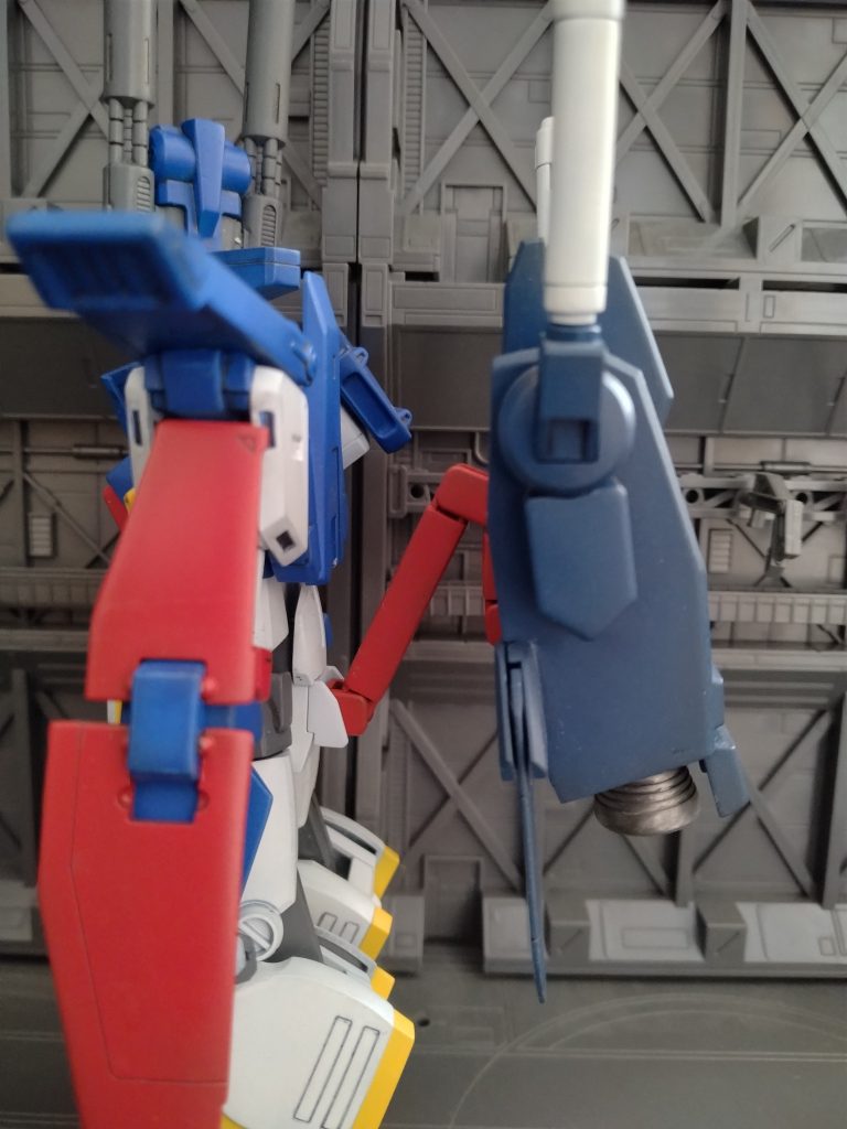 特にキットのままのバックパック接続方法は本来BパーツにあるはずなのにAパーツにあるのが許せなかったのと腕の可動に干渉し腕が動かせないのでビルドファイターズトライのパワードアームズパワーダーのアームで本来の接続方法にしました。バックパック側は接続位置が違うけど改造は大事になるのでアーム長めで折りたたんで設定に近付けてます。