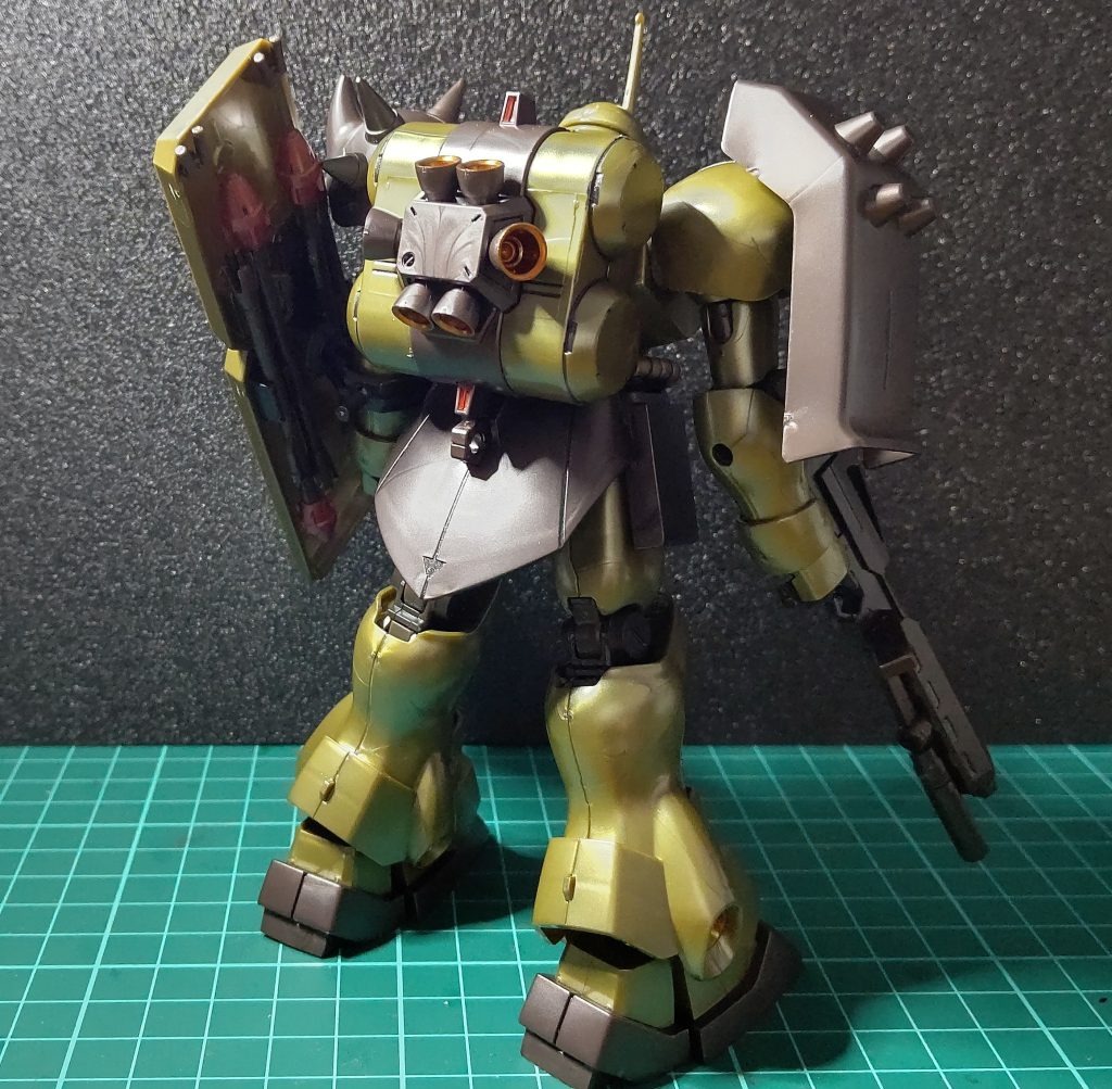 スミ入れはアクリジョン赤鉄色でアクシズショックイメージに合わせました