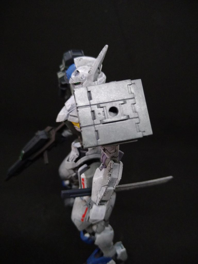 左肩にはミサイルパーツを