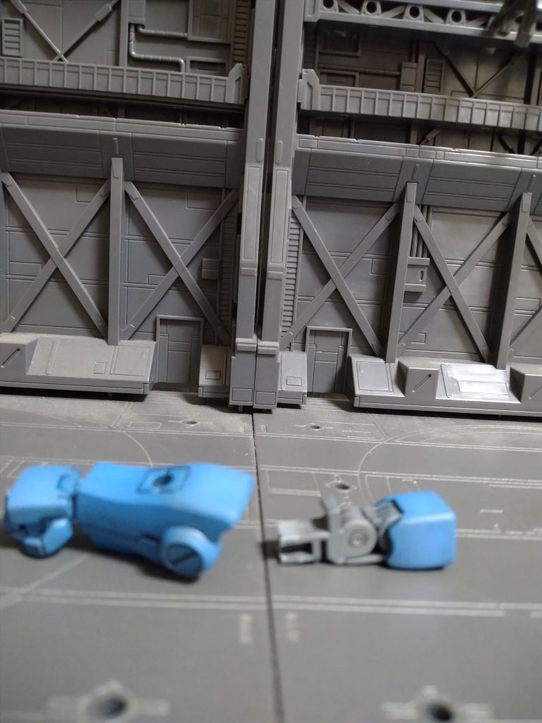 肘関節の後ハメ加工です。内部フレームを写真の様に加工すれば肘関節方向から差し込み出来ます。