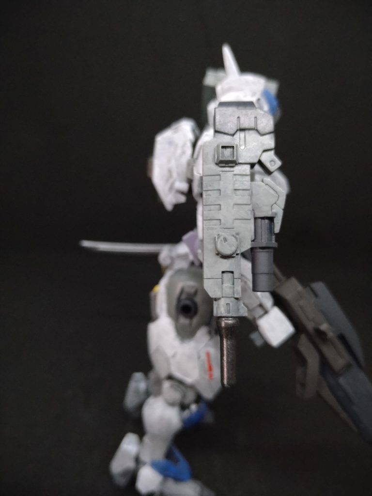 左肩には、ビームキャノン系をイメージしたパーツを