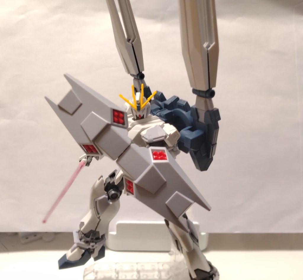 サーベルを構えるポーズ