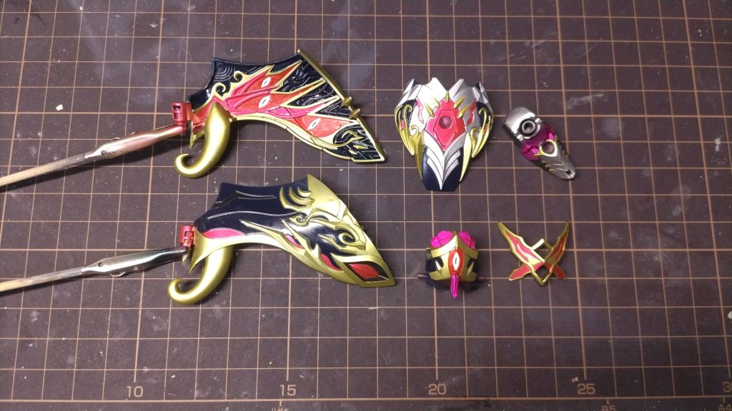 最初に金と銀をラッカーで塗装しておき、水性塗料を吹いては余分な箇所を剥がしてラッカークリアーで保護、を繰り返していきました。結構考えて赤紺ピンクグレーの順で塗ることにしたのですが、最終的には赤とピンクもラッカーで仕上げたほうがよかったかなあと思っています。