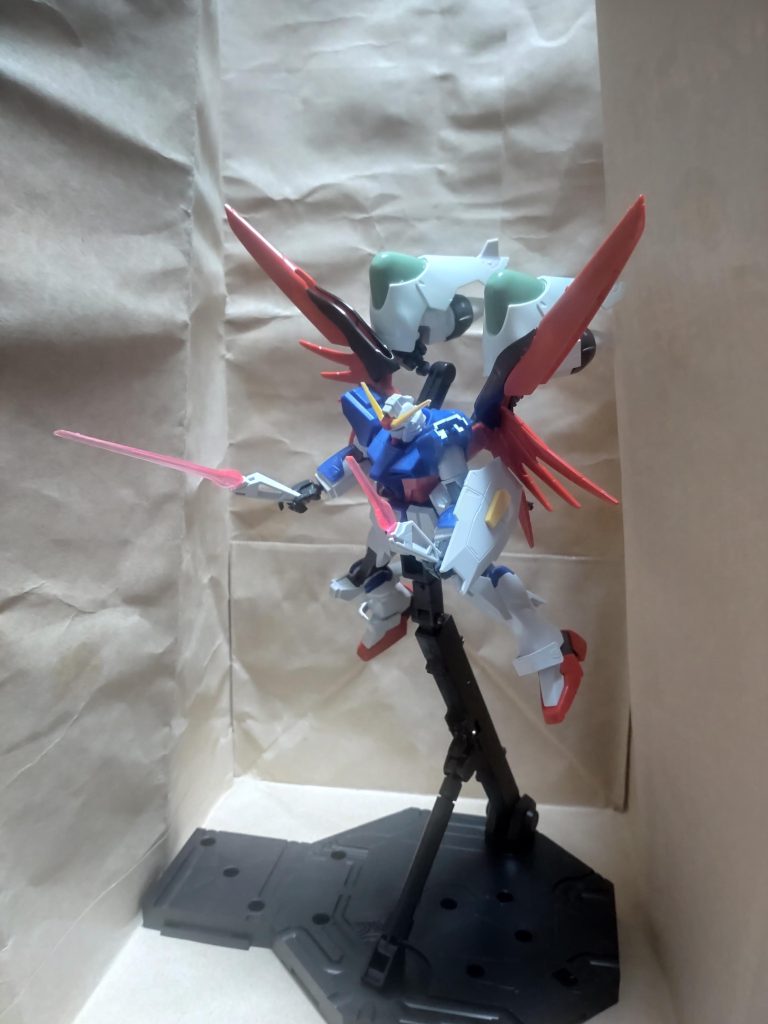 アロンダイトと長距離ライフルを装備させるか今考え中です。無理やりくっつけてもいいのですが、バックパックが重すぎるといまいち。初代ガンダムのgアーマーBパーツのように、足に装着することもイメージしたのですが、ゼウスユニットが登場したことあり、追加スラスターは背中に装備させました。