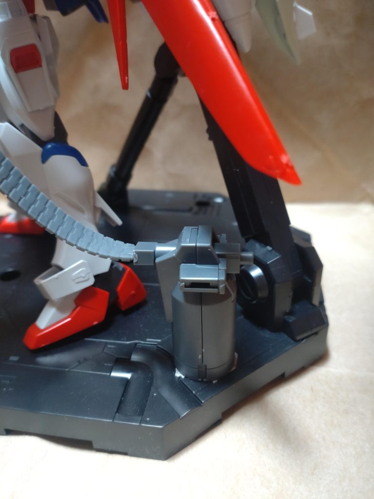 ケーブルで、ミネルバ等の艦上からエネルギーを受け取る形ですが、状況によって取り外ししてデスティニー本体からのエネルギーで撃ちまくるという設定です。