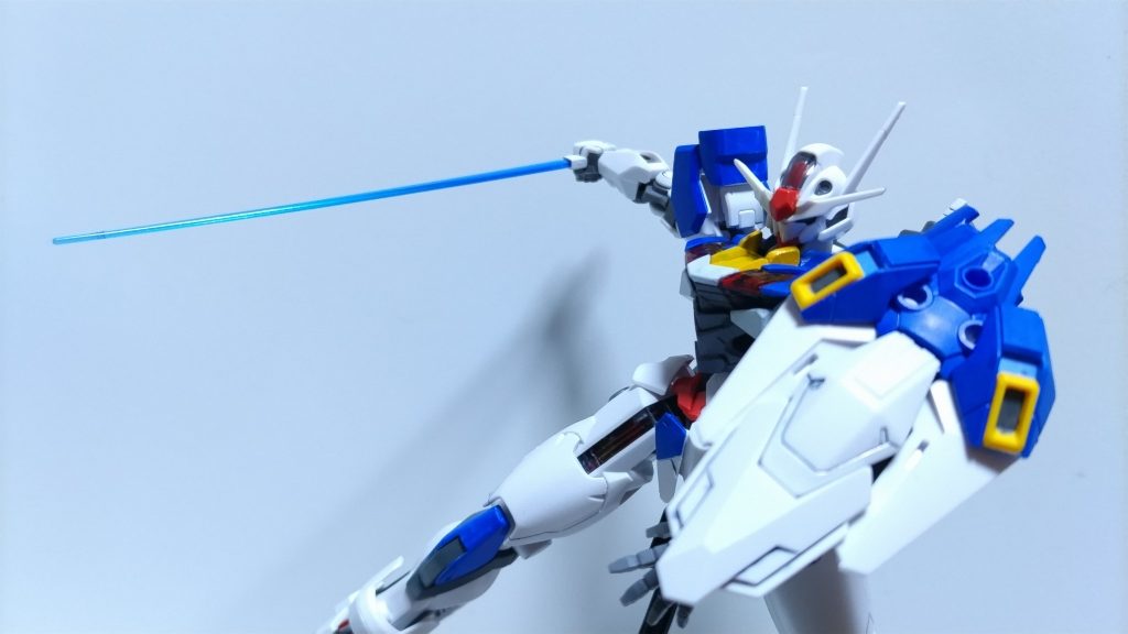 ガンビットシールド/ビームサーベル:ビットステイブを合体した盾。エアリアルのものより小型だが、空宙制御の影響を最小限に抑え、機動性を重視した形状となっている。