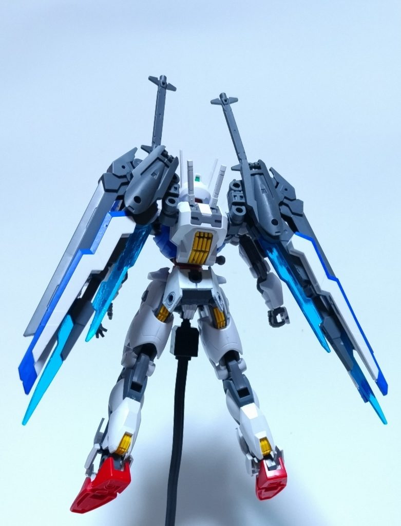 収納時は大型可変翼として機能している。