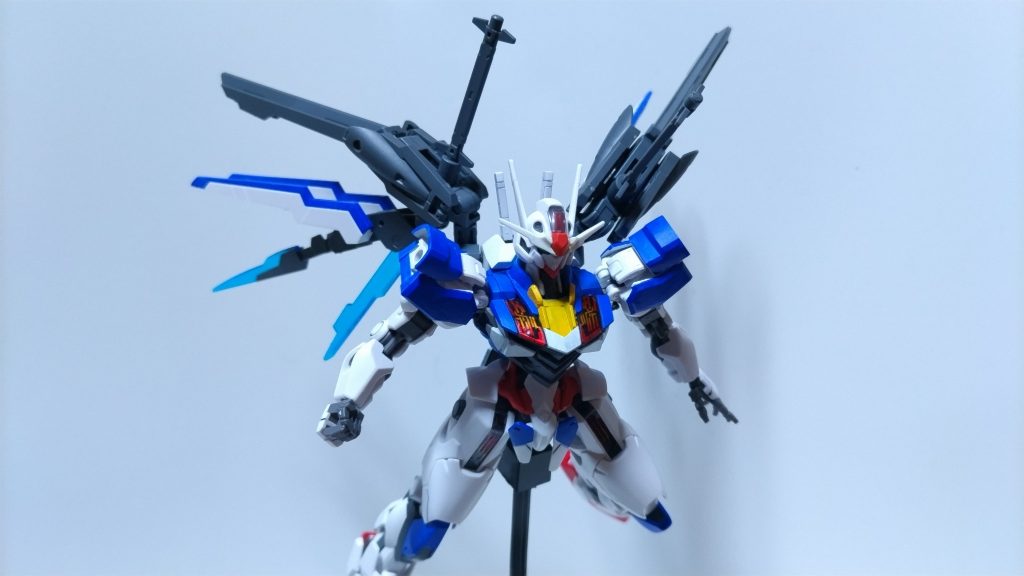 本機はクワイエットゼロ事件で消滅したエアリアルの開発データを元に、ジェタークの意識拡張型AIの新型を搭載しビットの制御能力を向上させた試作モビルスーツです。背部に搭載した新型ガンビット「 イカロス」を展開することで、高い飛行能力を獲得しています。さらに、イカロスビットを変形合体することで、様々な戦局に対応可能。