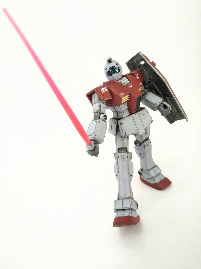 僕のこの勇ましい姿はどうだい、古代の剣闘士の様だろう！この僕の姿を見ればジオンのヤツらなんか裸足で逃げ出すさ！ん？どうやらこのジャブローにバカなジオン野郎が迷いこんだようだ。僕の初陣に華を添えるに丁度良い獲物だな！