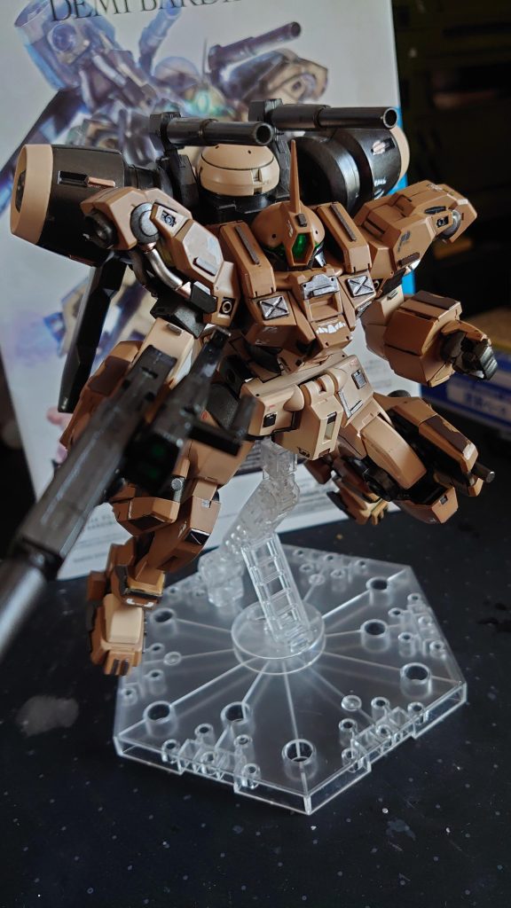 ポージングアングルは違いますが箱絵風にポージング。デザート仕様なので、空中飛行はないはずなので、ホバリング中という脳内設定でポージング。