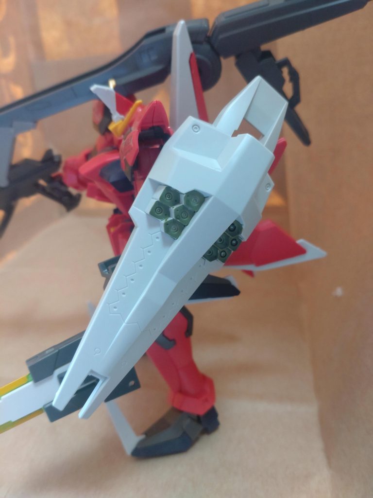 以前購入したアドバンスドヘイズルの強化シールドを装備させました。（ 本編で登場したsfsのグゥルを参考に濃いグリーンカラーを追加しました）コンバインシールドや、ブリッツのシールド兼ライフルなど、SEEDにはシールドに武器を内蔵しているものが多いので、個人的に違和感あまりないかなぁ～（笑）キラがパーフェクトストライクで来ても勝てる