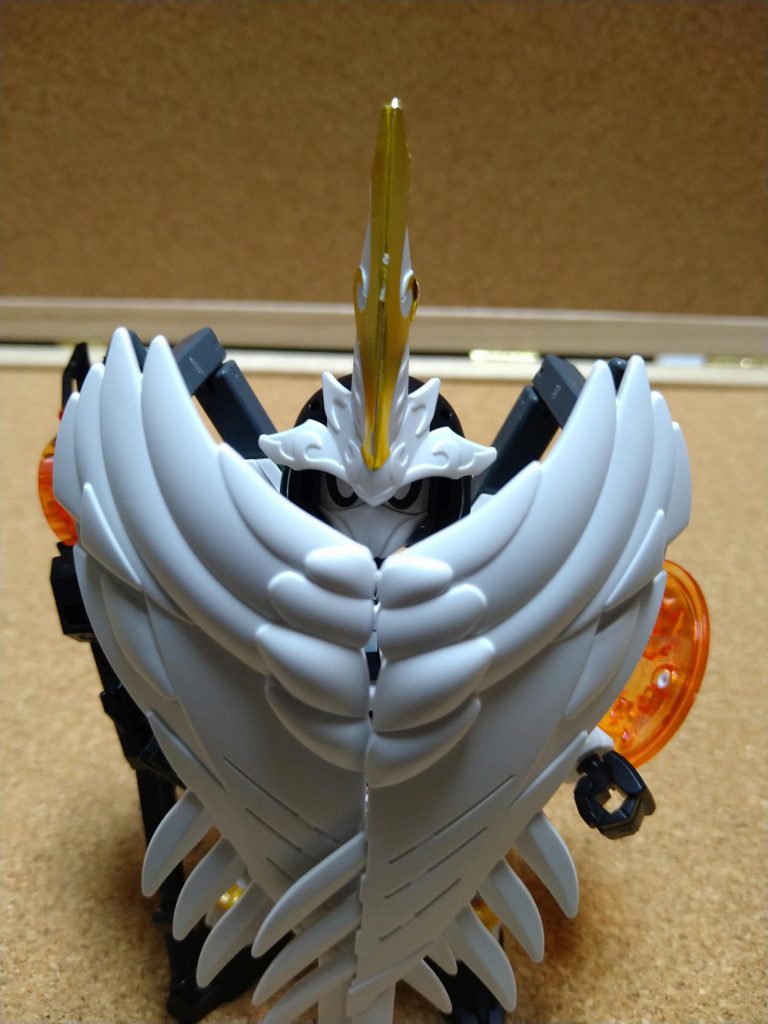 羽根を前で合わせたポーズも再現可能、