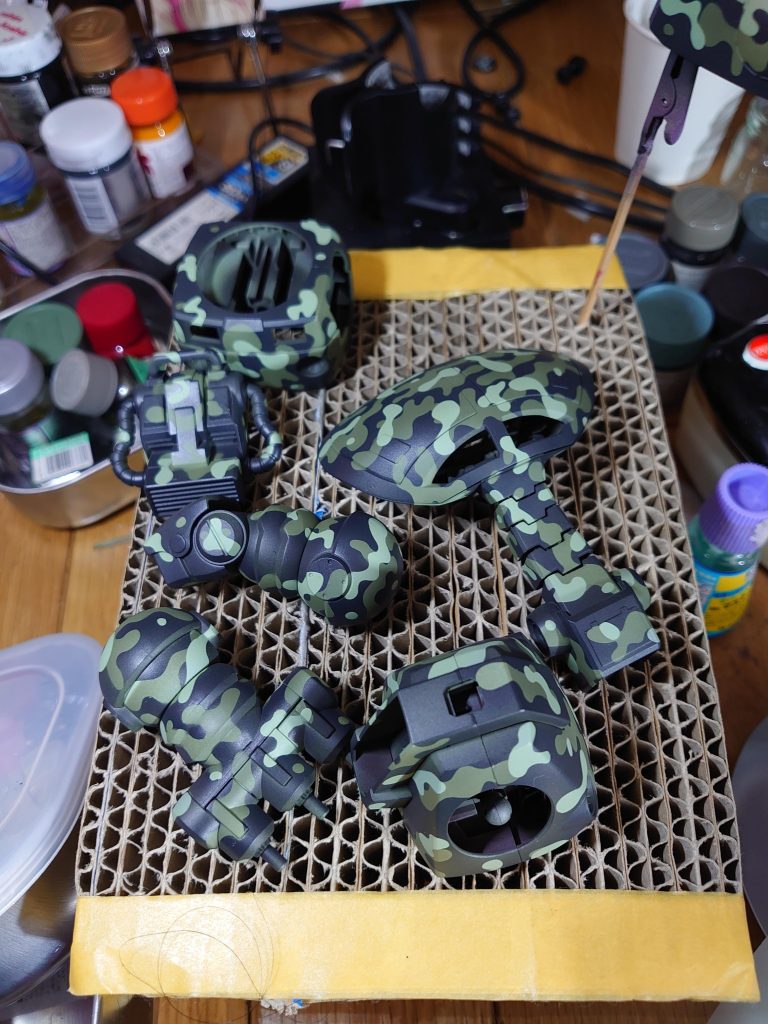 ハイキューパーツのクラウド迷彩用マスキングシール、一袋使い切って少し足りませんでした。顔の裏等、節約してます。