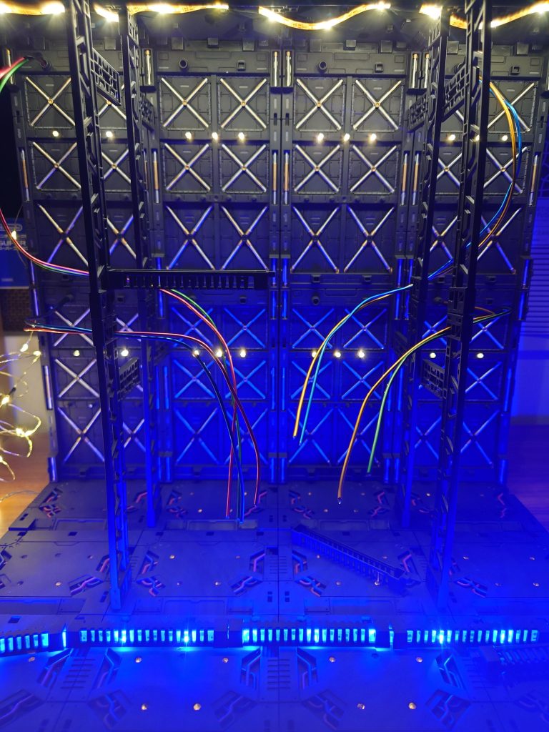 上のLEDが垂れてしまい、なかなかうまくいかず、、