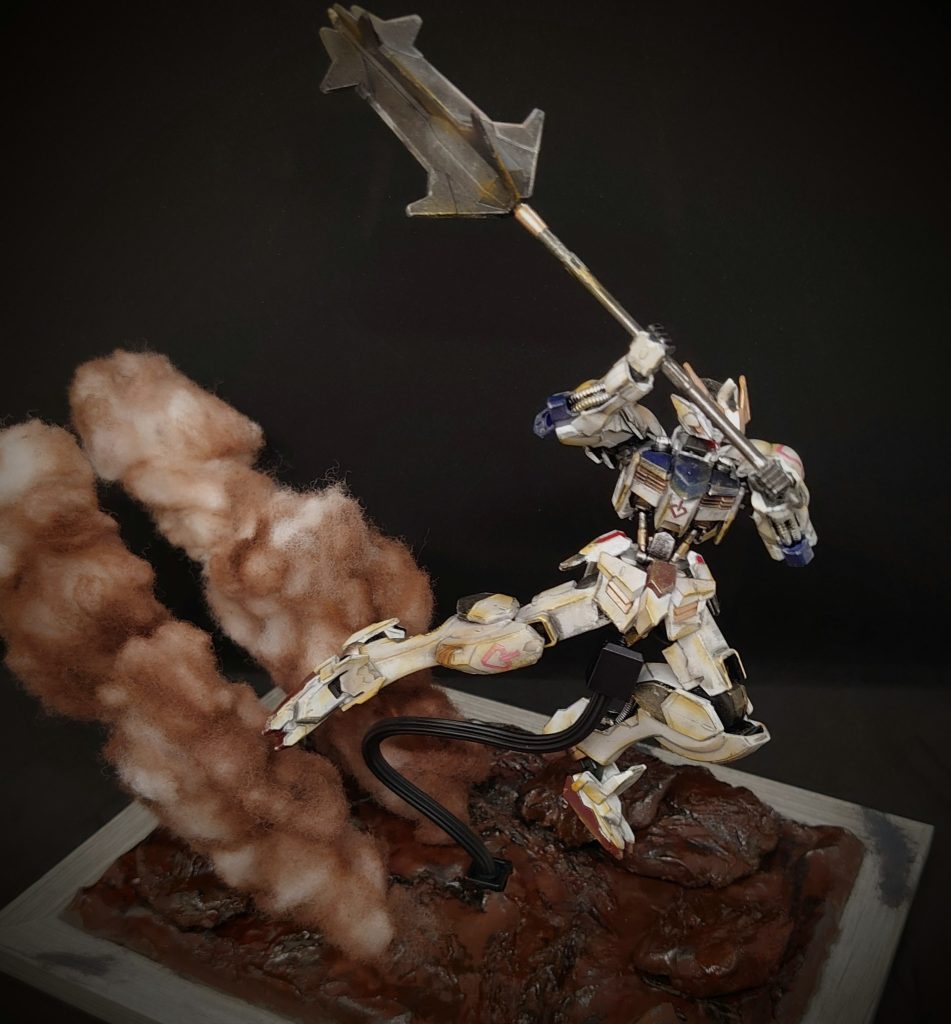ジオラマ的な作成技術&経験は、ほぼ無いので稚拙な出来なのはご容赦下さい(zaku-kao4)地面は紙粘土を塗装、煙は綿を塗装して竹串で作成しました