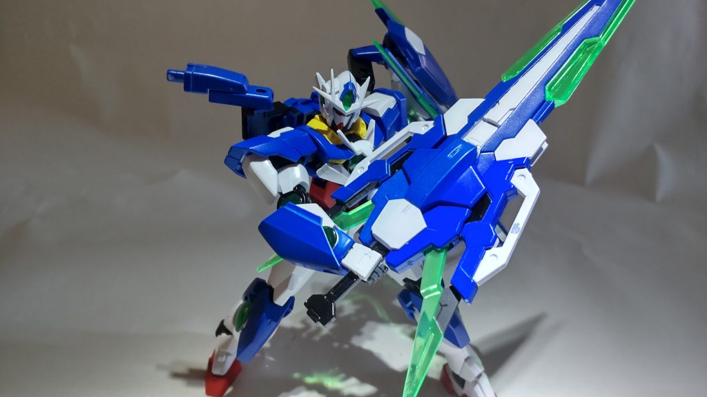 GNソードIVはHGなら片手保持が可能!ブレイド部分がポロポロ落ちるのがちょっとポーズ付けに大変ですが……