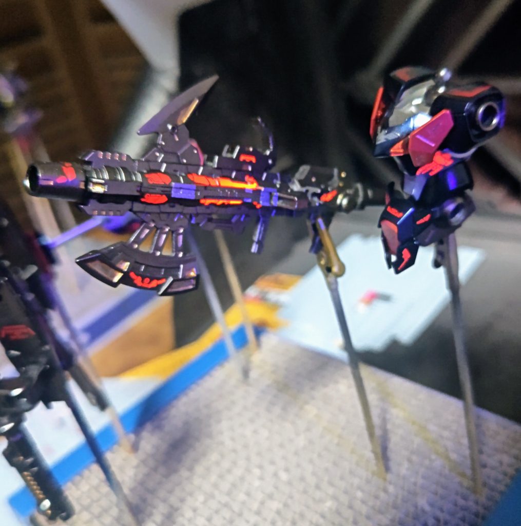 デカールはクリア→蛍光レッドのもので、UVライトでGUNDの発光表現にちょうど良かったので全身に使用しています。