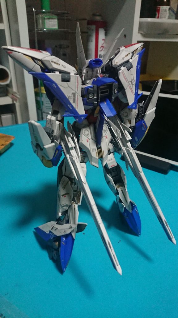 リアビューこちらも撮影ブース外で失礼、背面にはストライカーパック接続用の穴、各ウィザードやシルエットを取り付ける場合は、ストライカーパック接続穴両脇のパーツを差し替えて対応させます。肩部用のアタッチメントもあるので、ランチャーやソードも装着可能です。