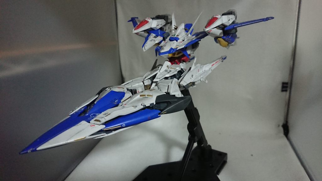 MA形態、流線型なパーツで構成されたスマートな外見、肩や脚部が変形の都合上独特な構造になっています。慣れるまでは慎重に動かした方が良いかも。背面の各接続穴がそのまま使えるのでこのままでも十分遊べます。肩用アタッチメントもそのまま使用可。装着イメージとしては、スカイグラスパー。