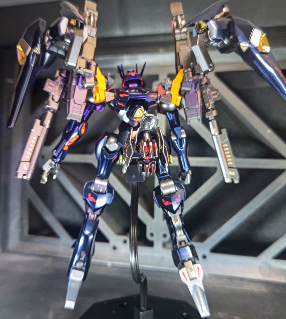 PSを極力上げずに戦果を出すため、ビットはAI制御となった。が、実戦の負荷により強化人士の損耗も激しく、兵器としては不完全と言える。狙撃重視である素のファラクトと違い、近接戦も得意とする。ランスパージ後は、ビームサーベルハンドが使用可能。重火力だが機体速度を維持するため新型ファングブースターが腰部後ろに追加された。