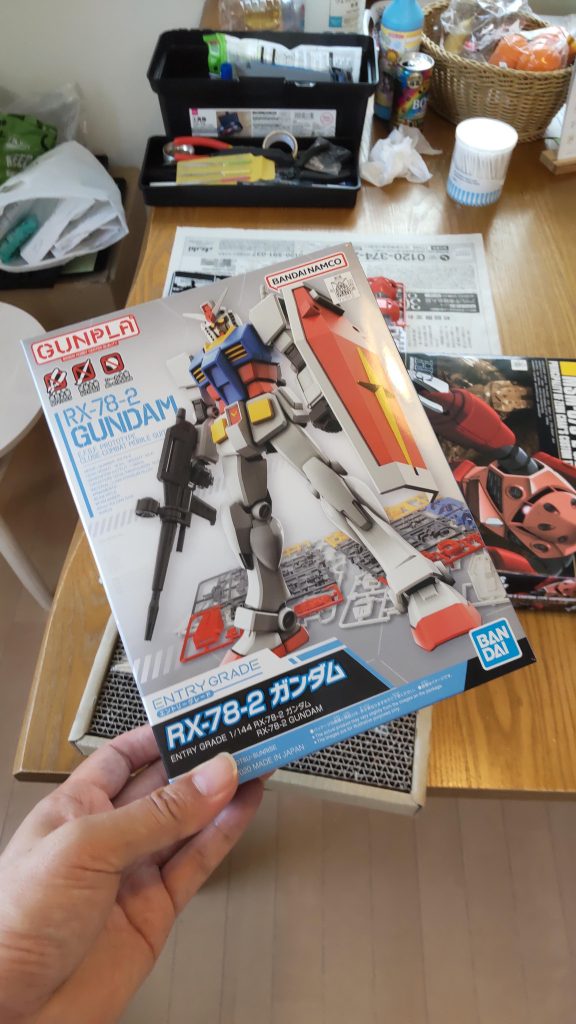 休日に僕がHGズゴックの作成を始めたら  見ていた10歳の娘も作りたいという事で積んであったEGのガンダム作成に挑戦。