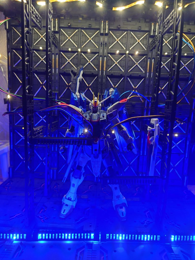 100均ディスプレイを部分塗装し、LEDとカラーの針金を使ってそれっぽい格納庫風に作りました。