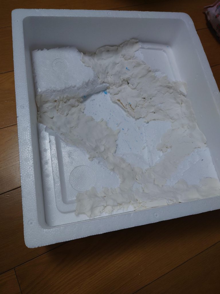 アレグランサ島のクレーターみたいな、ジオラマベースは、発泡スチロール箱を再利用。紙粘土貼り付けて、