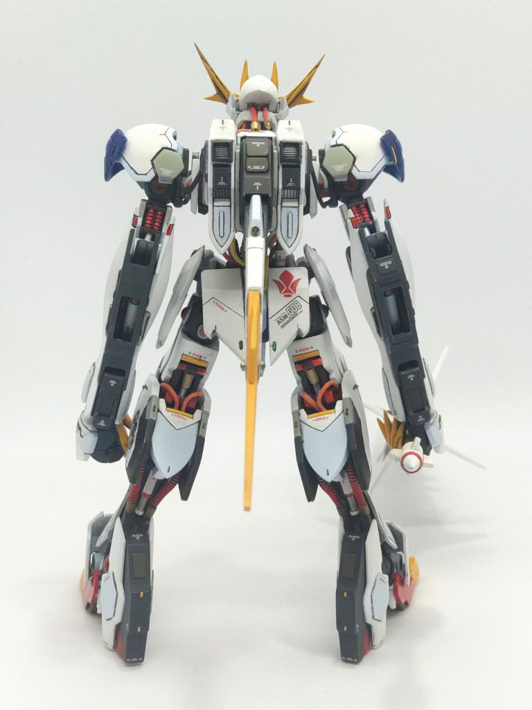 両肘のサブアームはチラ見できるようにカバーに穴を空けましたw(片側にデカールが貼ってない…)あちこちにパイプを巡らせた結果、思ったポージングができなくなってしまいました😰