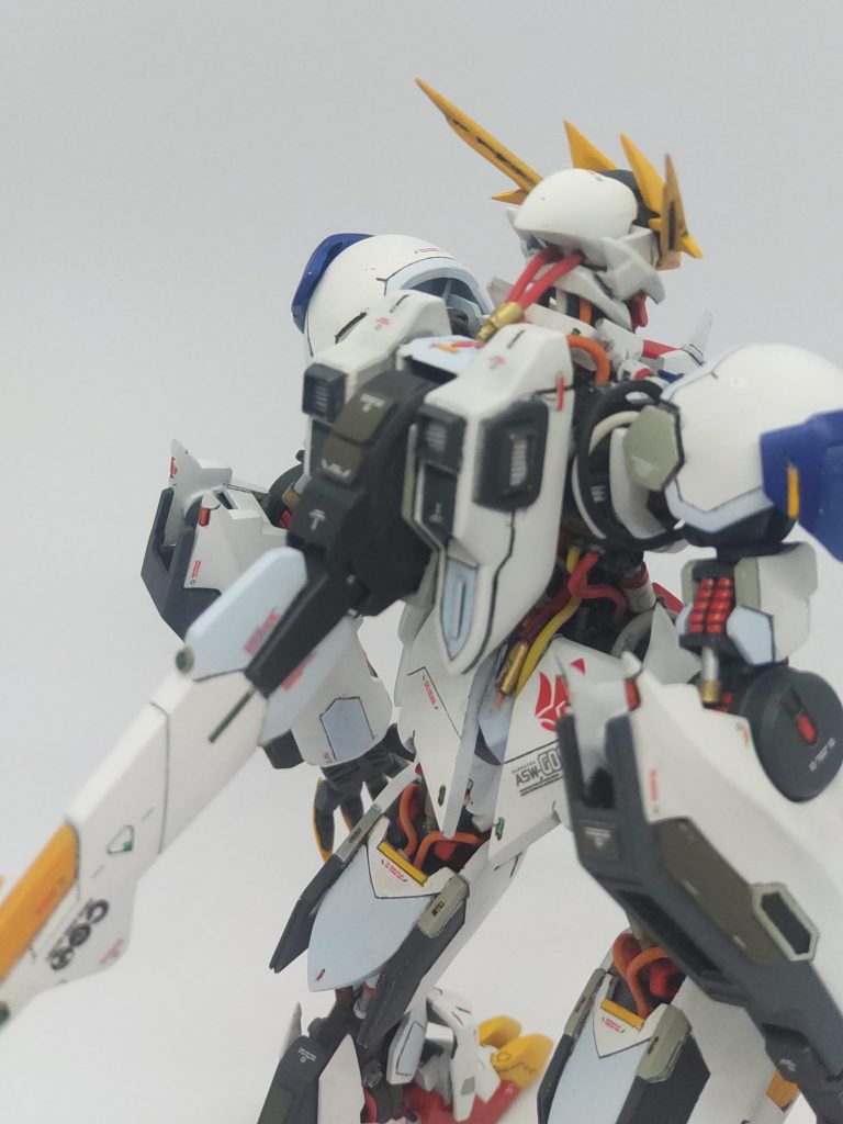 アップでは耐えられない工作跡です…頭から伸びているコードは行き先がなかったので先端にプラグモドキをプラ棒から作りました。