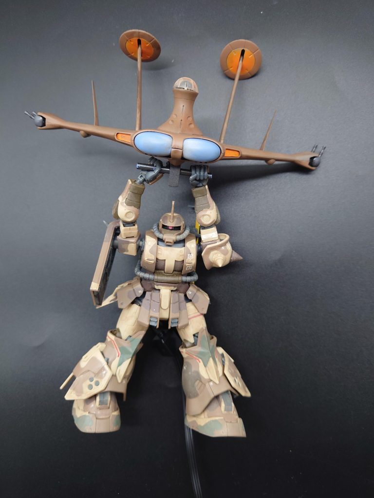 ルッグンにぶら下がる高機動型ザク