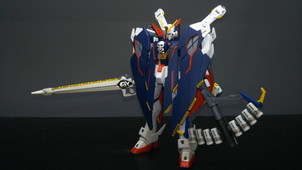 苦手とはいえ、専用武器は塗装しなければならない訳で(笑)フルクロスの赤ラインと共に、白サフとベースホワイトで整えました。…が更に赤を乗せるとフルクロスの赤ラインが塗料で埋まるという緊急事態に…(-_-;)結局、彫り直してベースホワイトと赤で仕上げましたが、それでも埋まる…