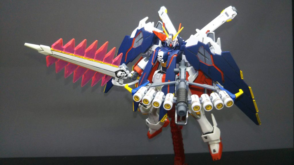 フルクロスのマントが割りと邪魔で、ポージングがしにくい(笑)良く動くのですがねぇ…とにかく小さくて、塗装やライン消しに苦労した作品でした。それだけに愛おしさも其れなりにあります。