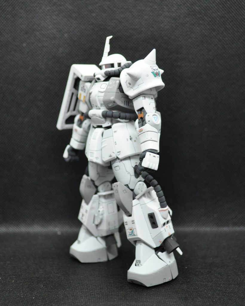 肩のラインデカールはうまく貼れる気がしなかったので、エンブレムのみにしました。