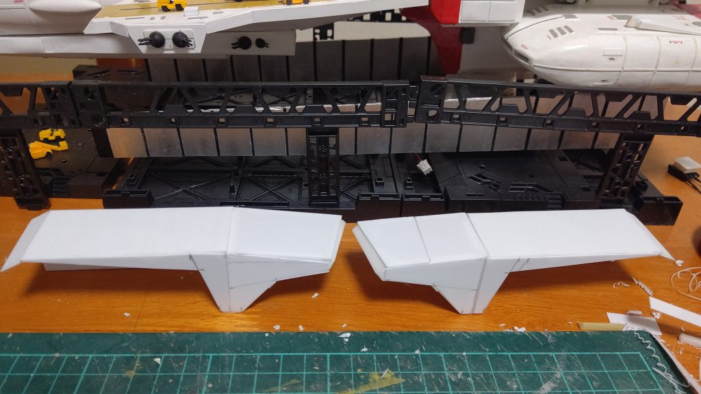 エンジンの上部。タンクのカバー？