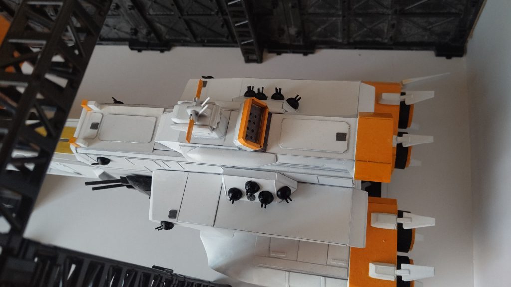 ブリッジの後部がいろいろ資料を見ましたがよくわからなかったので適当にミサイル発射口を取り付け。